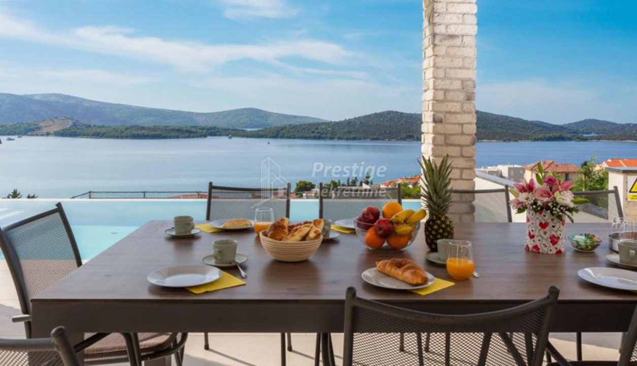 Vila iz snova na prodaju u Žaboriću: 12 soba, terasa s jacuzzijem, privatni sportski teren...