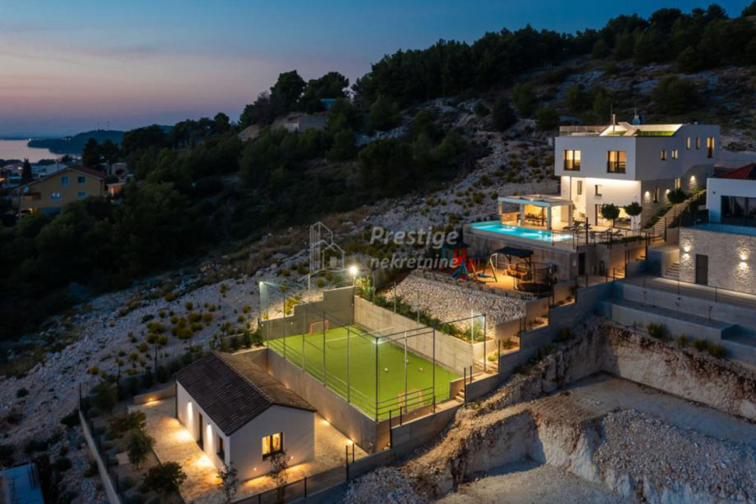 Vila iz snova na prodaju u Žaboriću: 12 soba, terasa s jacuzzijem, privatni sportski teren...