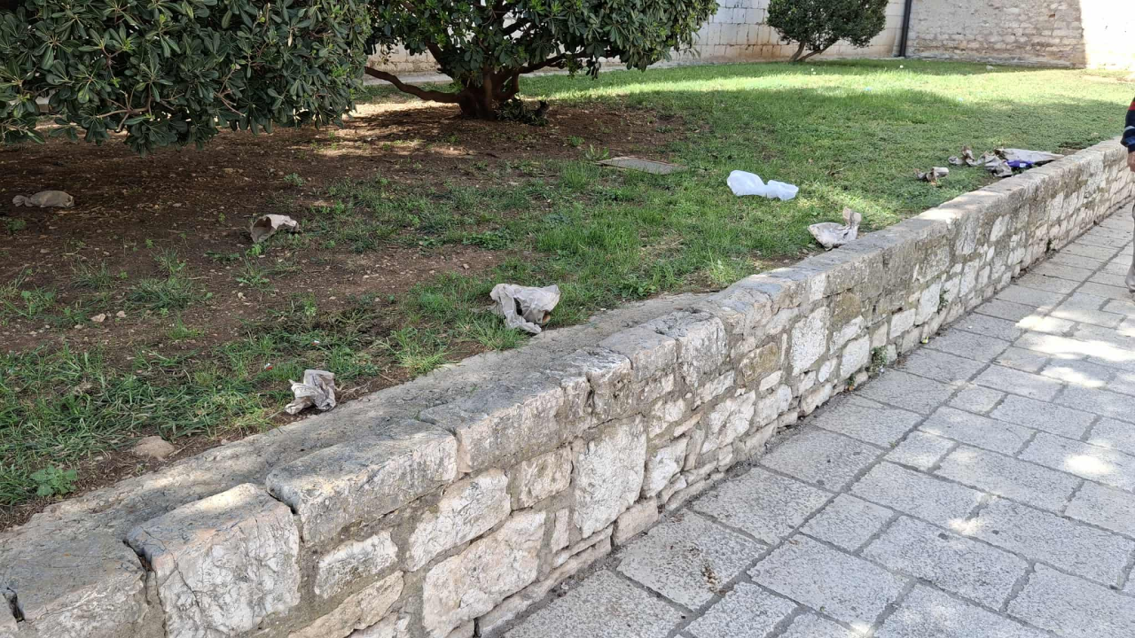 Ispred OŠ Fausta Vrančića nakon marende... ostaci.