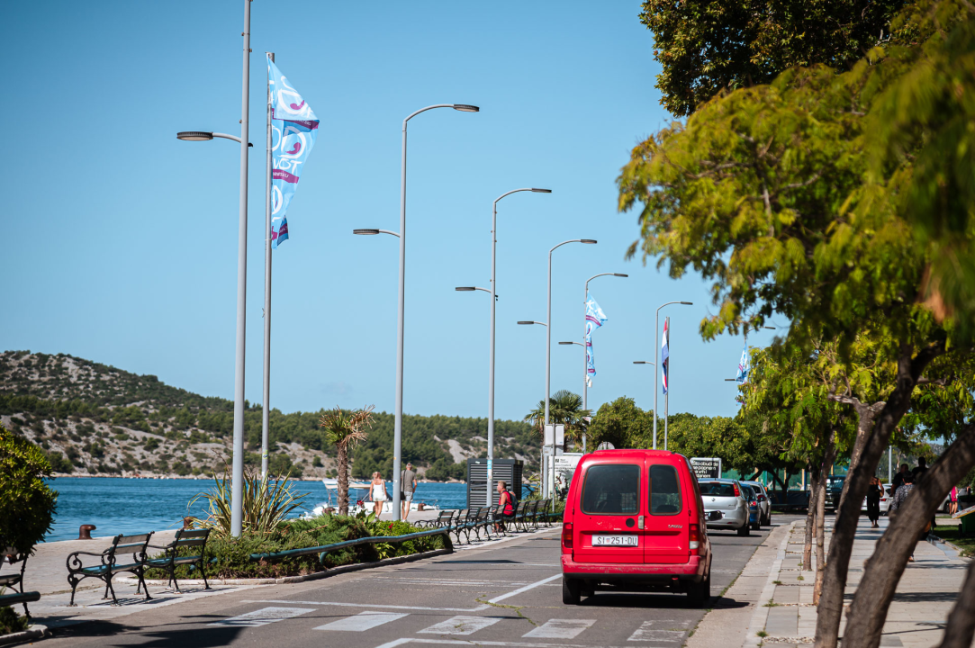 FOTO Hod za život prošao Šibenikom prije desetak dana, ali se njegove zastave i dalje vijore na rivi