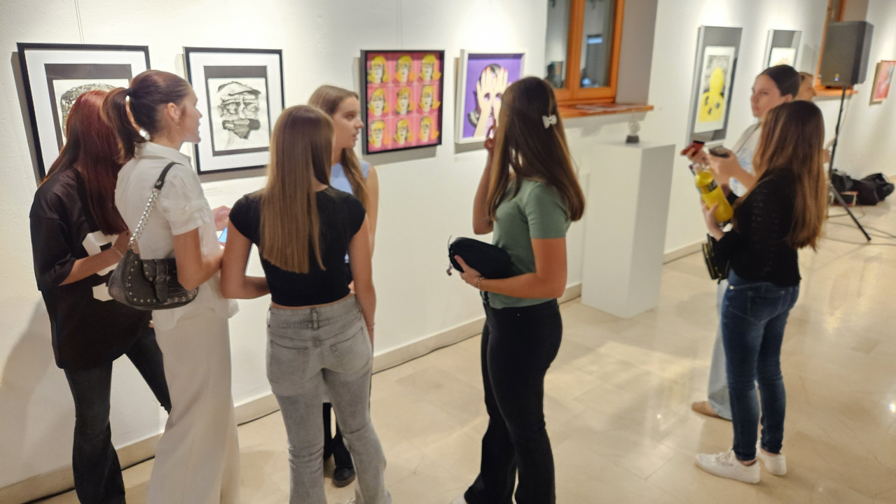 U galeriji Kninskog muzeja otvoren 2. Trijenale portreta. Dodijeljene nagrade najboljim autorima