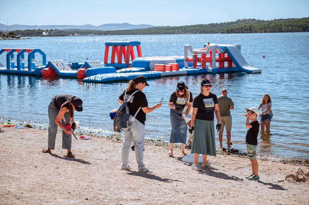 FOTO Šibenik danas pokazao svoje zeleno srce: Održana akcija EU Beach Cleanup 2025.