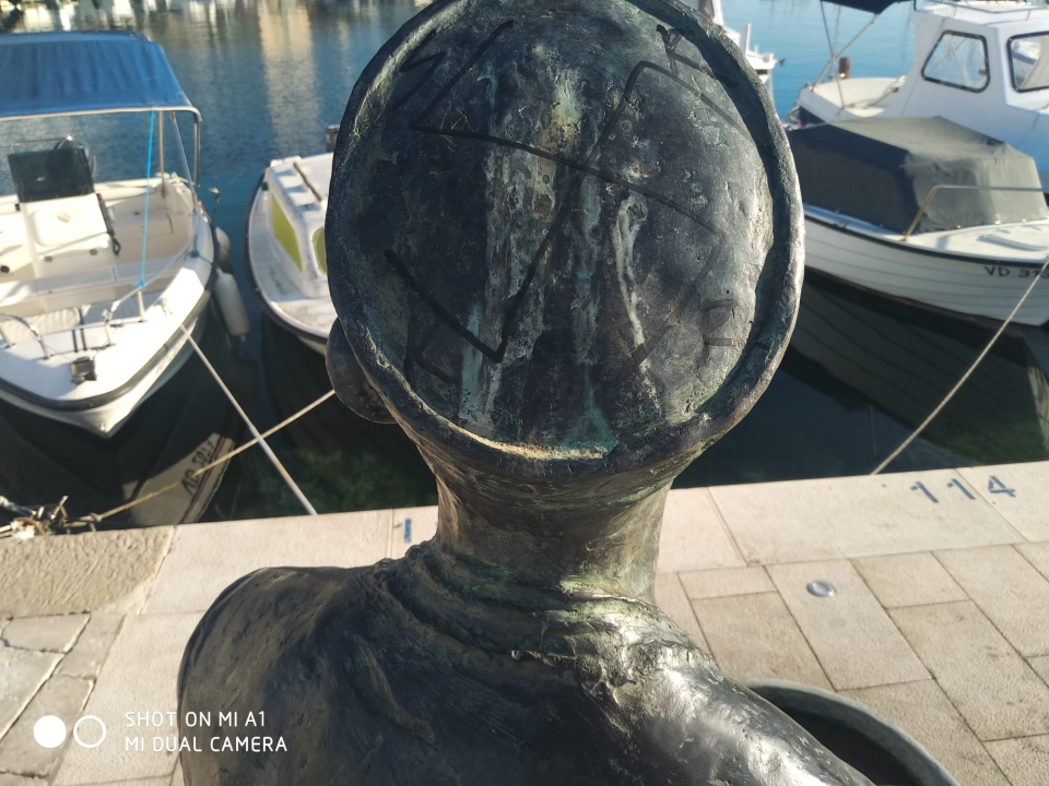 Sramotan čin vandalizma na spomeniku vodičkoj tradiciji