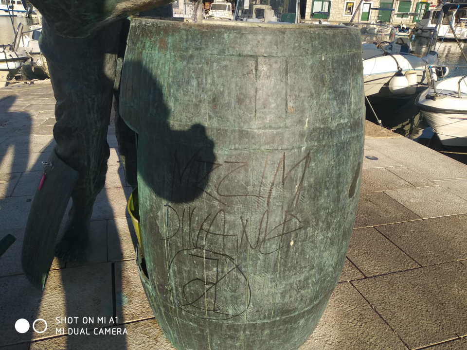 Sramotan čin vandalizma na spomeniku vodičkoj tradiciji