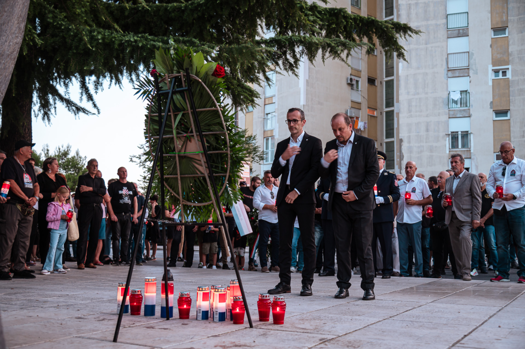 Polaganjem vijenaca, komemoracijom, mimohodom i bakljadom obilježen 34. spomendan Rujanskog rata