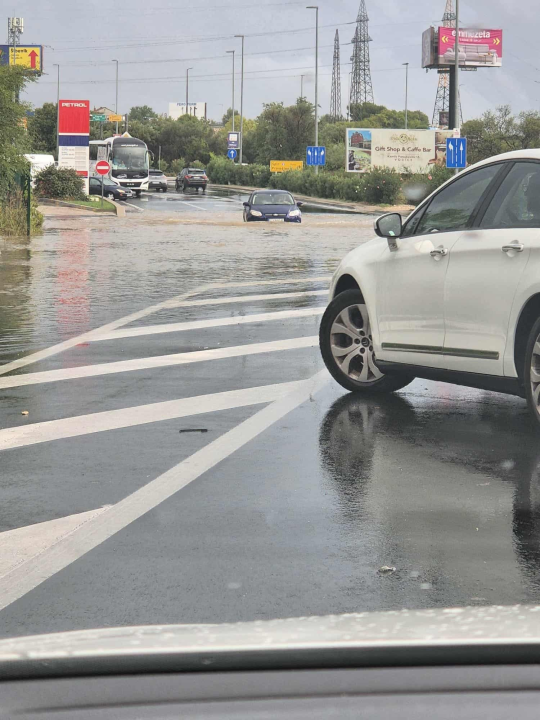 FOTO Nevrijeme najviše problema izazvalo u Vodicama, čitatelji nam šalju fotografije poplavljenih cesta i parkirališta iz cijelog Šibenika