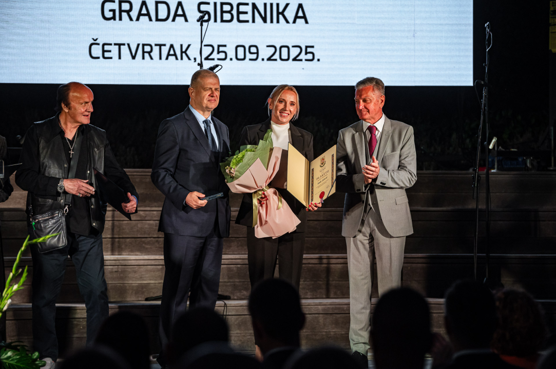 FOTO Franka Baranović Nagradu Grada Šibenika posvetila majci: 'Šibenik je utkan u moje gene i ovo je za mene posebna čast'
