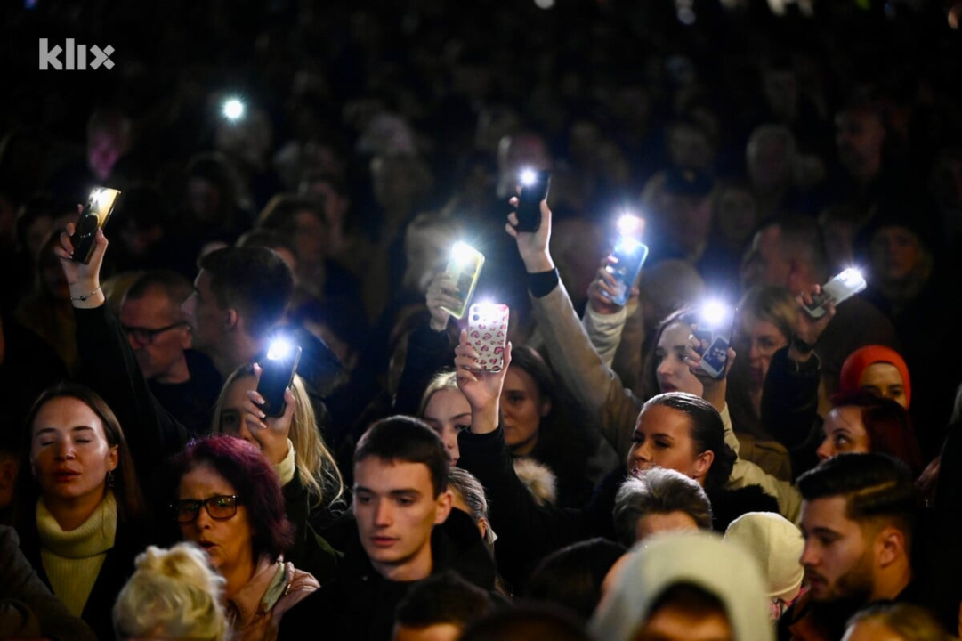 Sarajevo se oprašta od Halida Bešlića: Brojni građani uz suze i pjesmu odaju počast legendarnom pjevaču