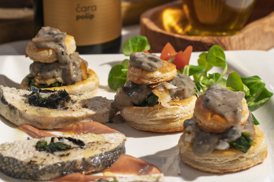 FOTO Petkom se u Konobi Oli uživa u dalmatinskoj spizi, pjesmi i odličnoj atmosferi!