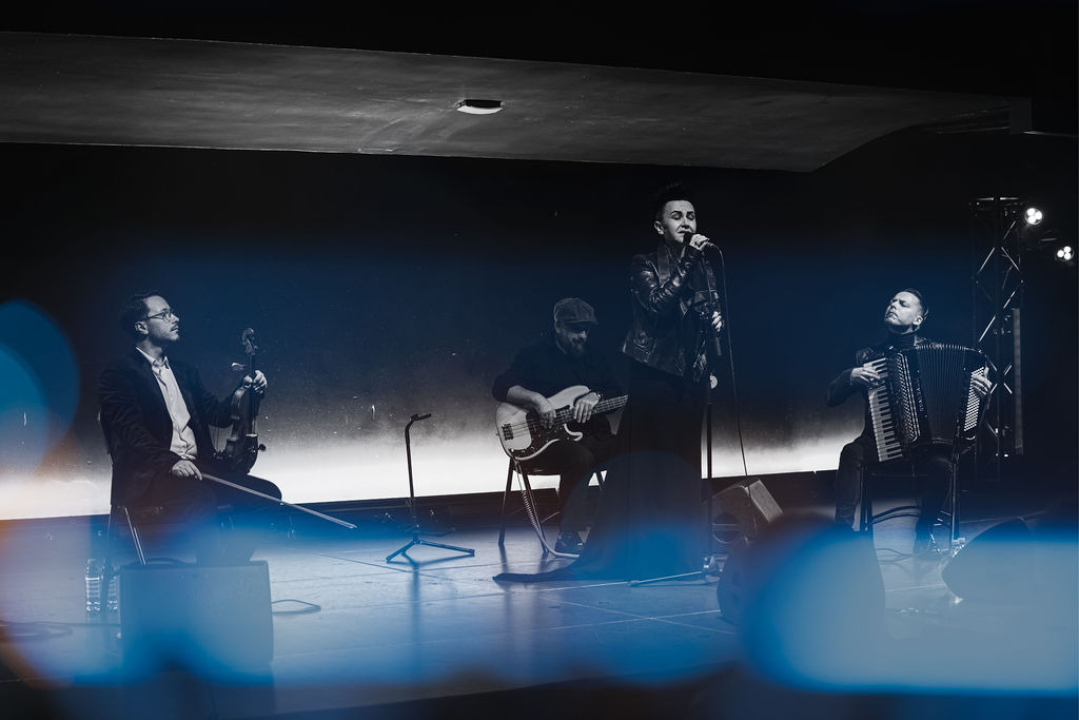 Amira Medunjanin otvorila novu sezonu u Kući umjetnosti Arsen, publika ju nagradila dugotrajnim pljeskom