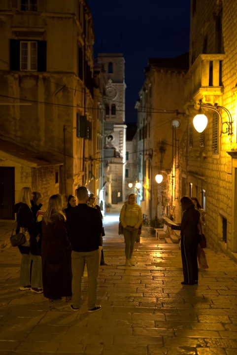 'Odrasli čitaju naglas': Održana šetnja Šibenikom uz prozu i poeziju 
