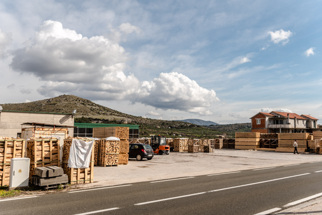 FOTO Opskrbite se za zimu jer su iz Vrcić drva snizili cijene ogrjevnog drva!
