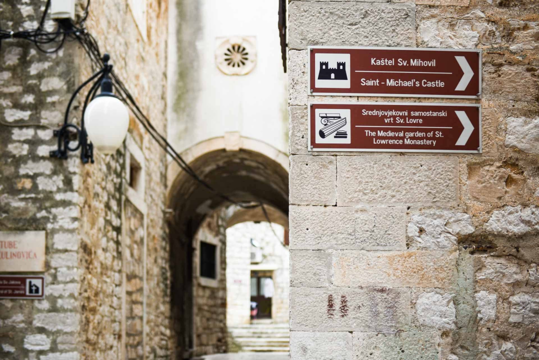 Samostanski mediteranski vrt sv. Lovre – skriveni dragulj u srcu Šibenika