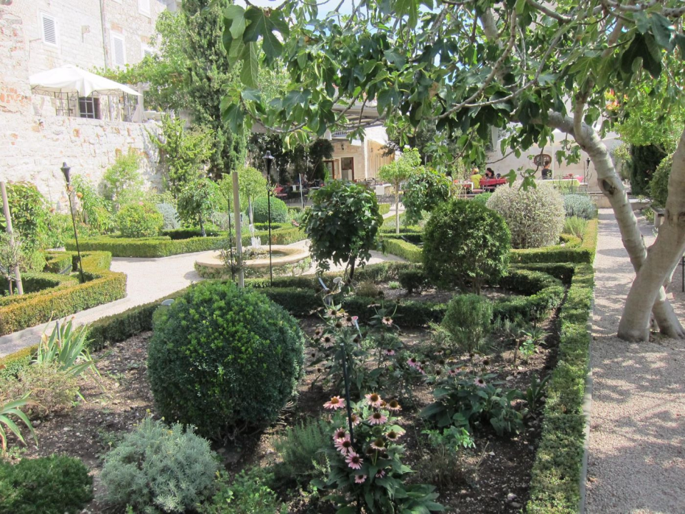 Samostanski mediteranski vrt sv. Lovre – skriveni dragulj u srcu Šibenika