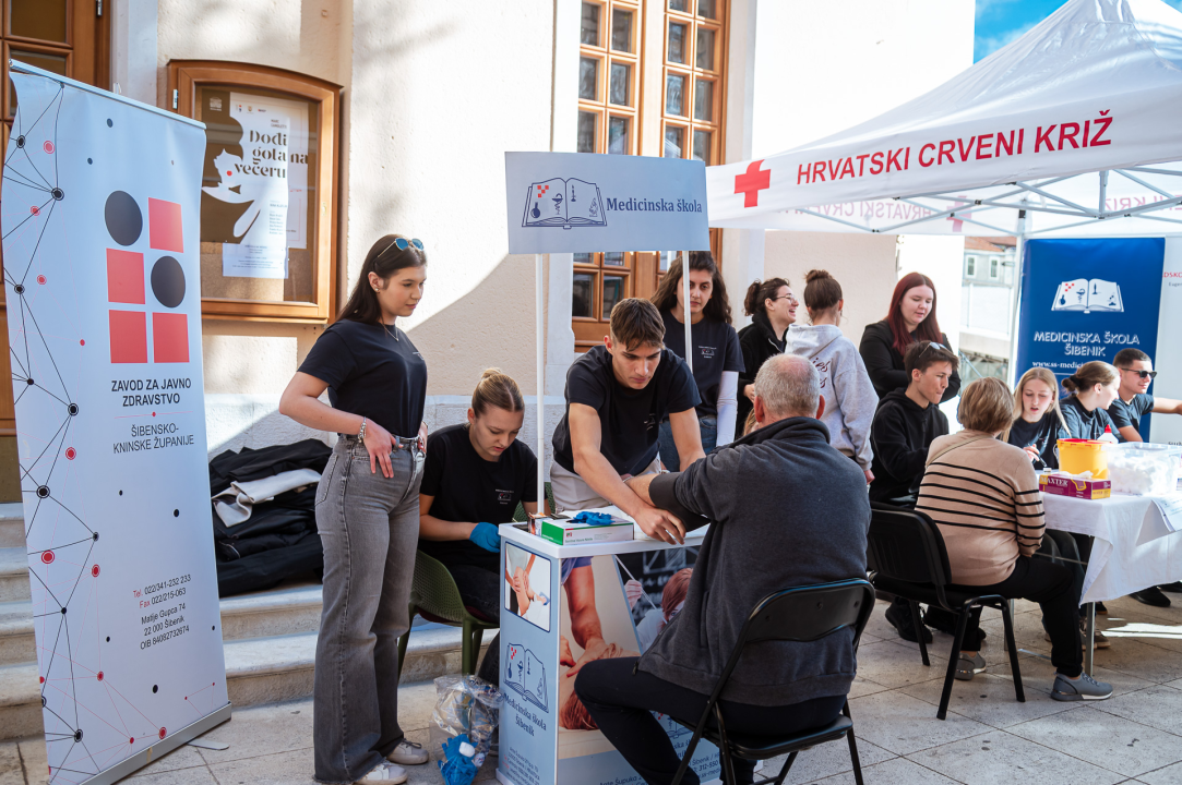Dan šećerne bolesti: Učenici Medicinske škole Šibenčanima mjerili krvni tlak i šećer 
