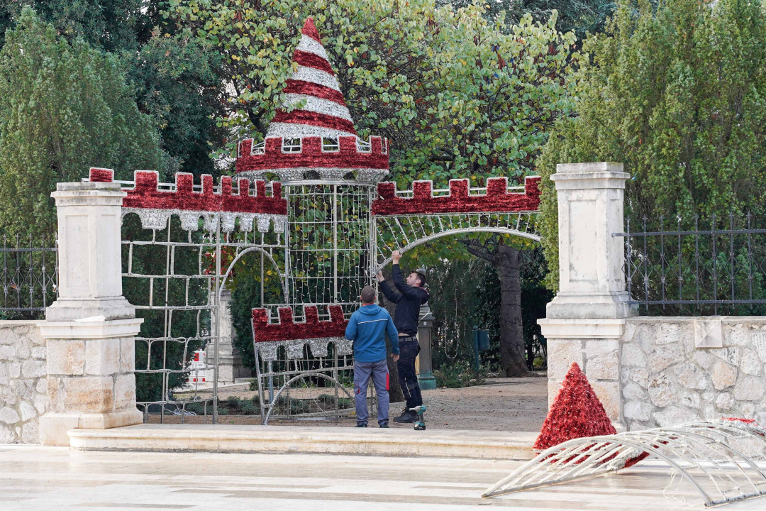 Počelo blagdansko ukrašavanje: Evo koliko je eura Grad Šibenik uložio u ovogodišnje dekoracije