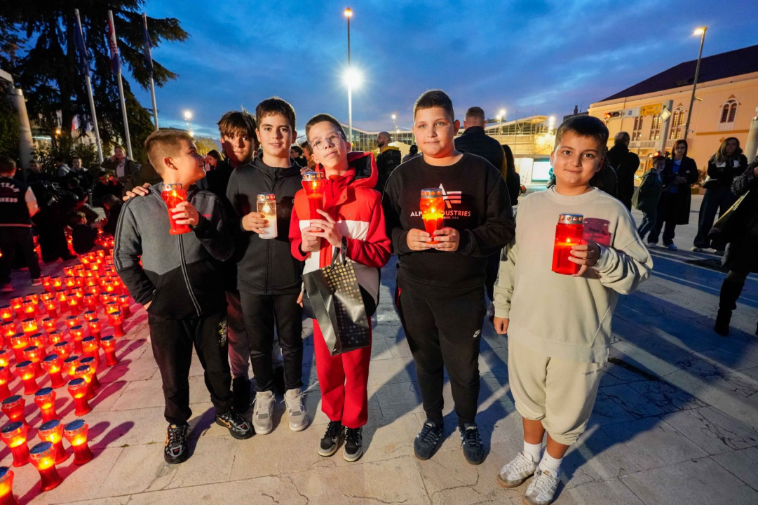 Šibenčani upalili svijeće za žrtve Domovinskog rata uz prigodni program 'I u mom gradu Vukovar svijetli'