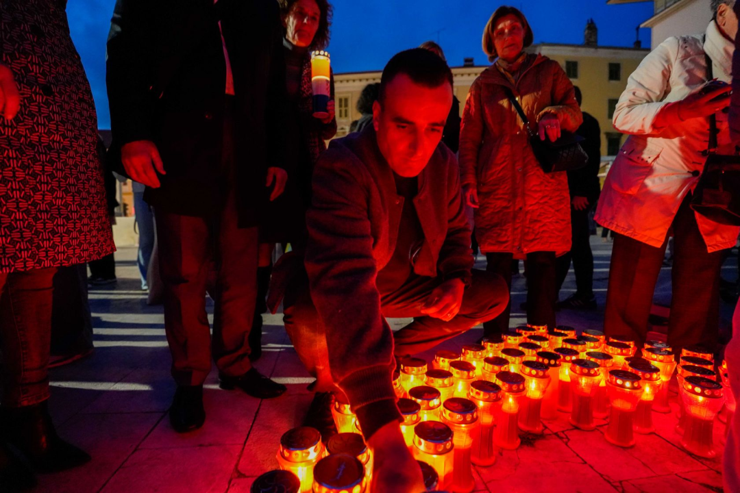 Šibenčani upalili svijeće za žrtve Domovinskog rata uz prigodni program 'I u mom gradu Vukovar svijetli'
