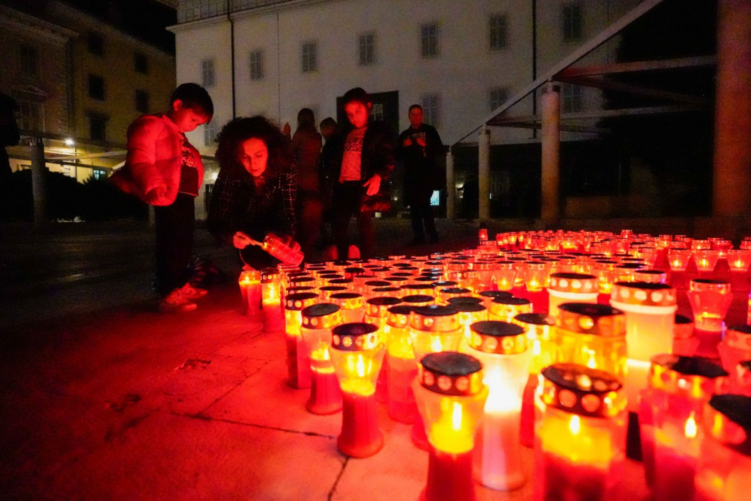 Šibenčani upalili svijeće za žrtve Domovinskog rata uz prigodni program 'I u mom gradu Vukovar svijetli'