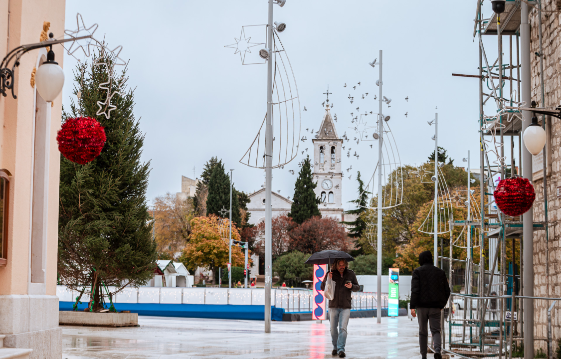 Blagdansko ukrašavanje pri kraju: Na Poljanu uz 'Vitićevo more' postavljena tradicionalna božićna jelka 