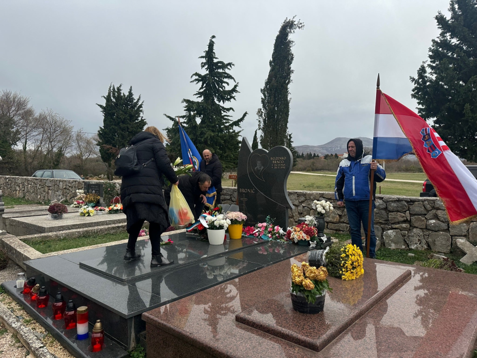Položeni vijenci u sjećanje na pale branitelje Željka Ujakovića i Boženka Bronića