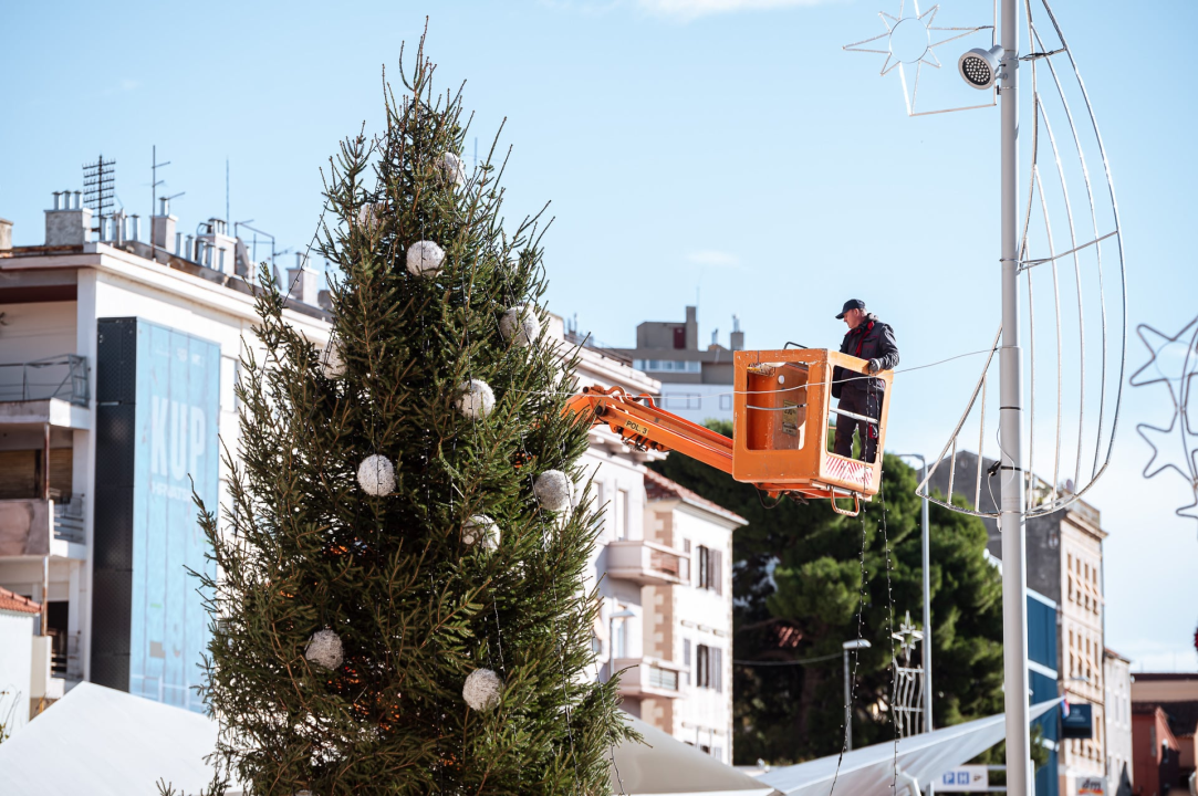 Šibenčani uživali na sunčanoj Poljani: Klizalište otvorilo svoja vrata, kućice i pozornica stigli u park