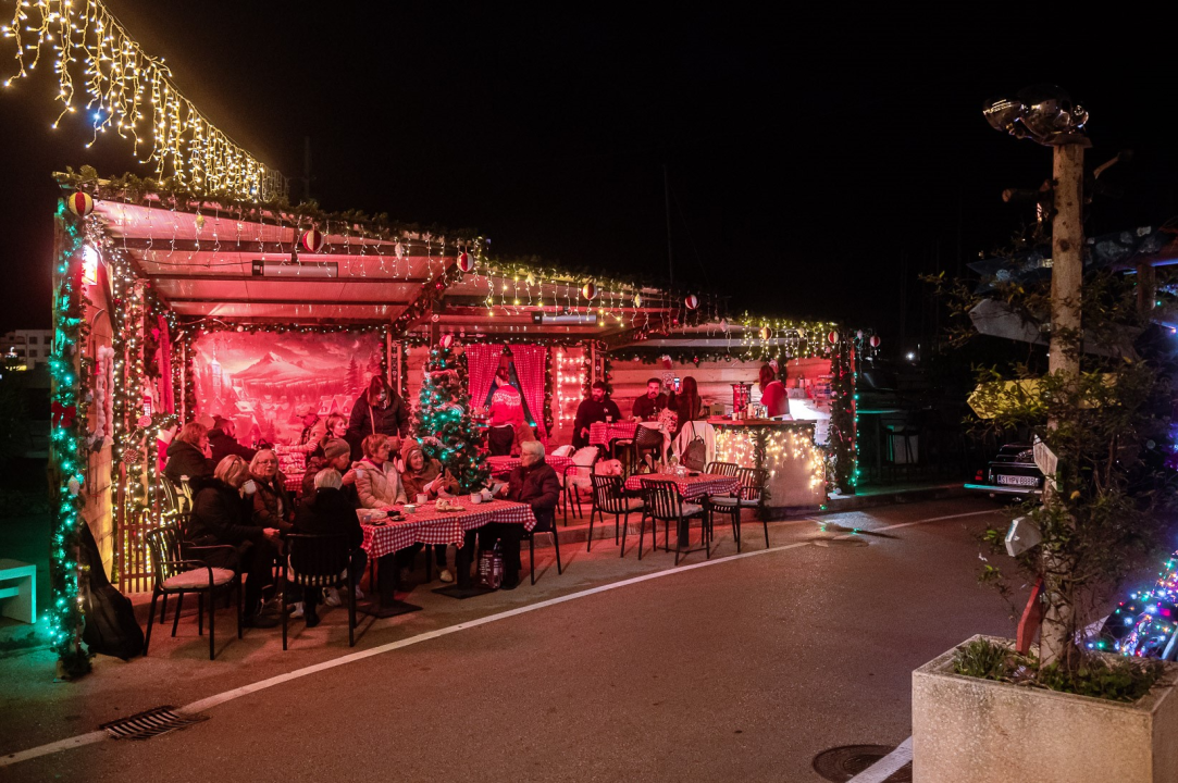 FOTO Doživite tribunjsku blagdansku čaroliju: Stray Cat donosi božićni ugođaj uz tople napitke i domaće delicije! 