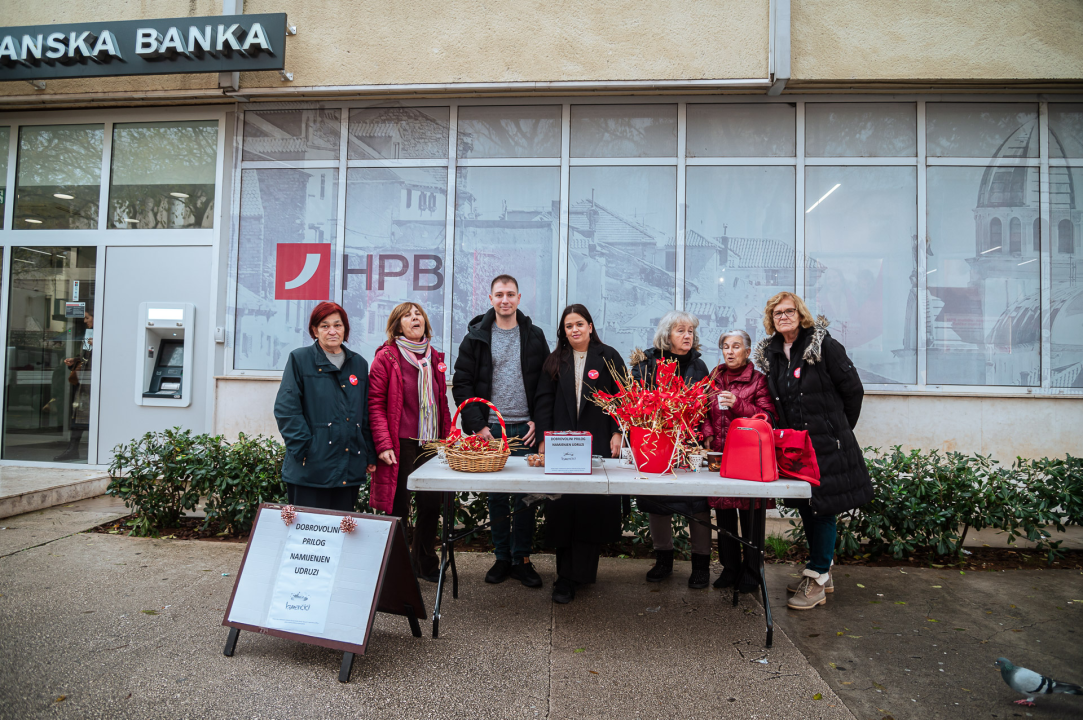 FOTO SDP-ovke dijele šibe i skupljaju dobrovoljne priloge za Udrugu Kamenčić