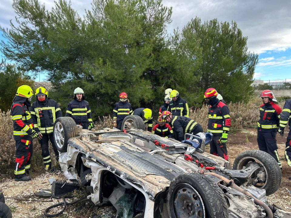 Pirovački vatrogasci spremni za nove izazove, završena edukacija za spasilačke alate