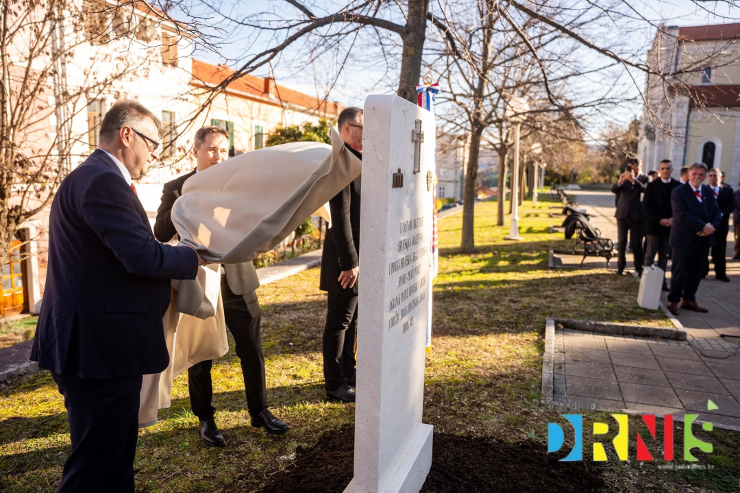 Drniš obilježio 1100 godina Hrvatskoga Kraljevstva postavljanjem spomen ploče