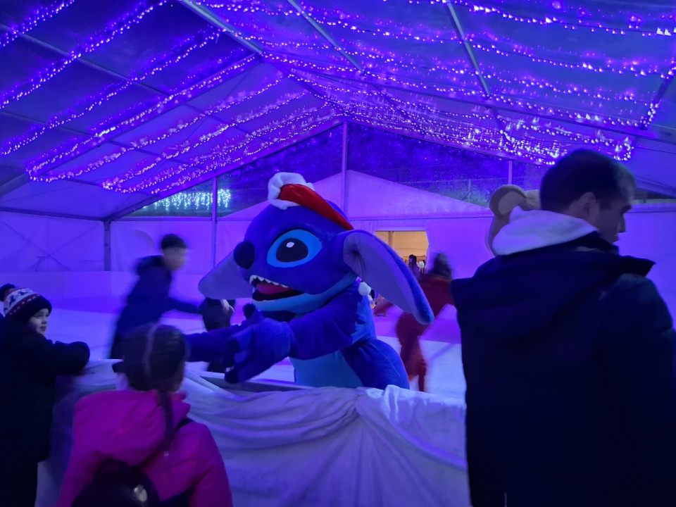 Otvoren Kraljevski advent u Kninu: Peki oduševio publiku, najmlađi uživali na klizalištu