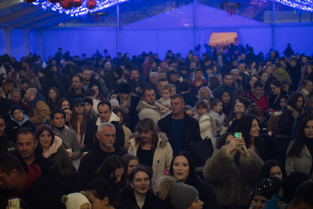 Otvoren Kraljevski advent u Kninu: Peki oduševio publiku, najmlađi uživali na klizalištu