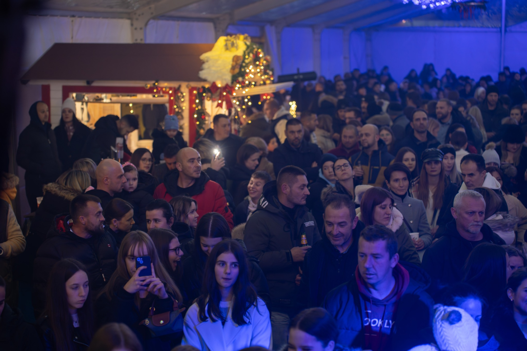 Otvoren Kraljevski advent u Kninu: Peki oduševio publiku, najmlađi uživali na klizalištu