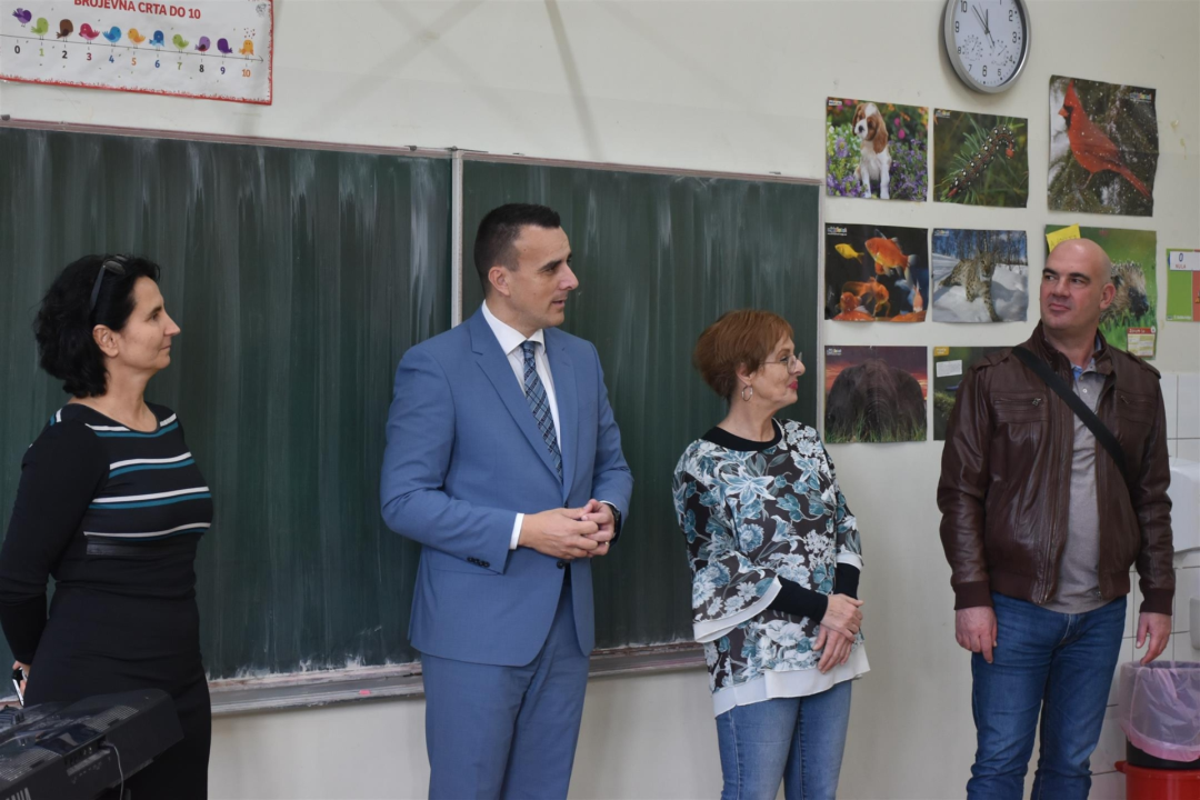 Župan posjetio prvašiće u Pirovcu i podijelio 'medne pakete'