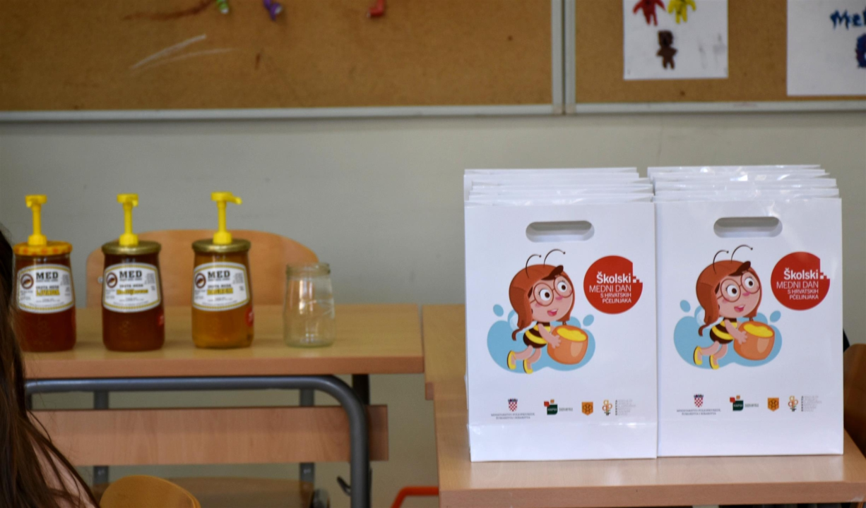 Župan posjetio prvašiće u Pirovcu i podijelio 'medne pakete'