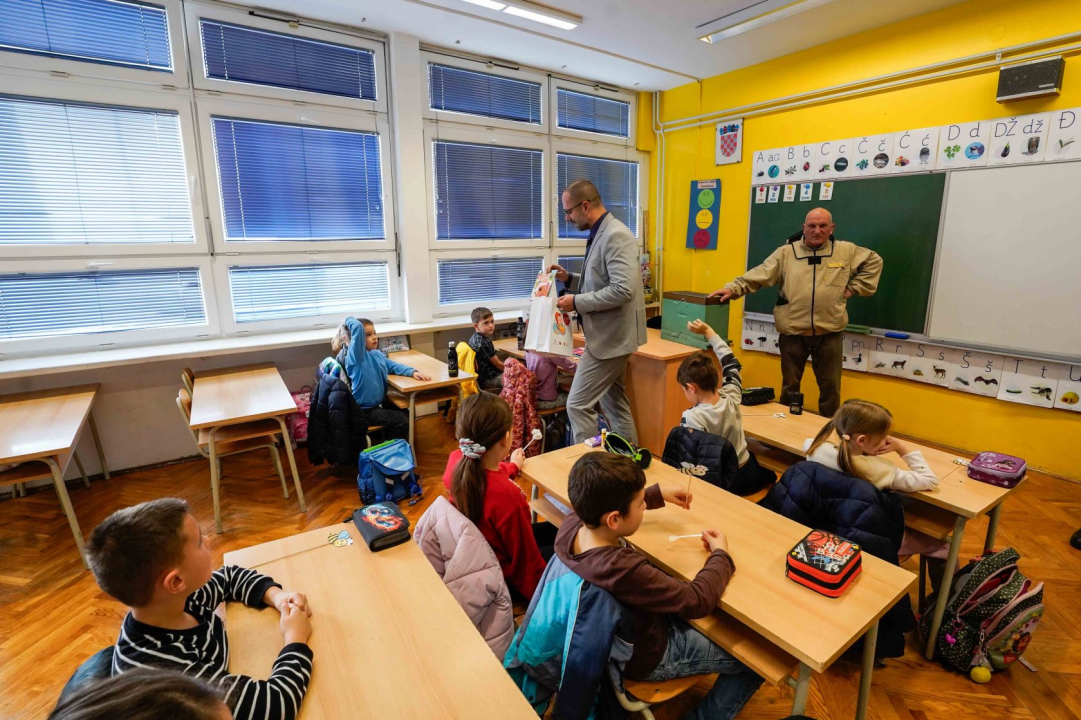 Školski medni dan u Šibeniku: Danijel Mileta prvašićima podijelio med lokalnog proizvođača