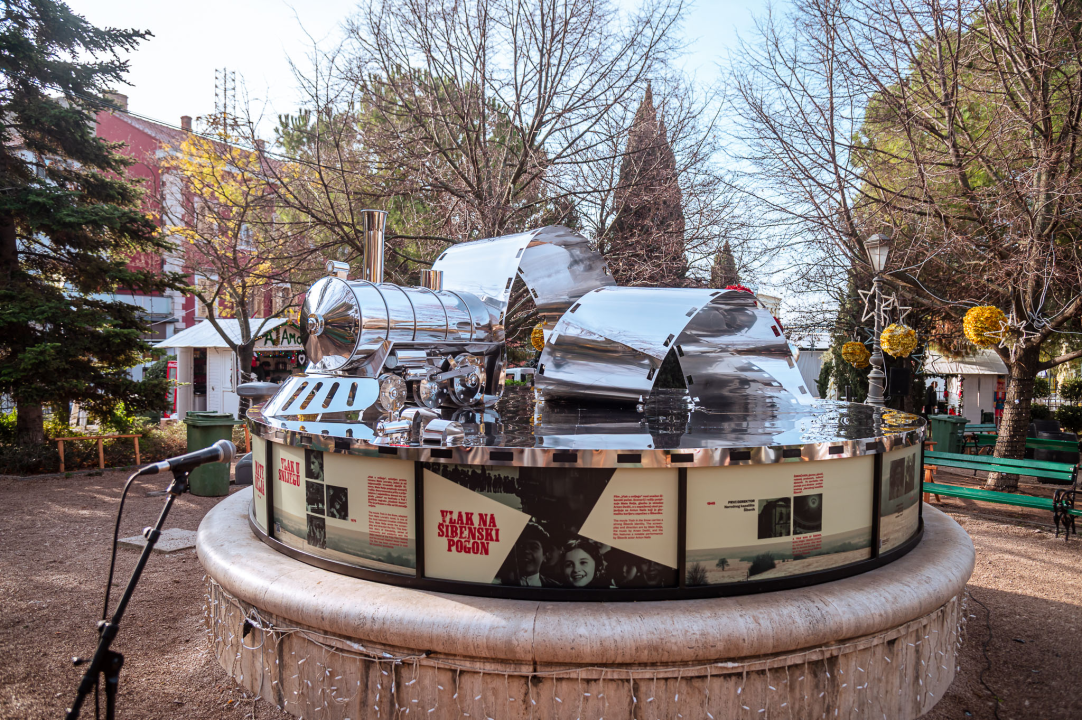 Skulptura 'Vlaka u snijegu' u Parku kao posveta najljepšoj uspomeni djetinjstva i Šibenčaninu Mati Relji 