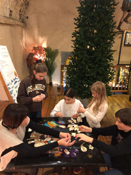 Članovi zatonske knjižnice i Udruge Aurora zajedno ukrasili jelku u Azimutu