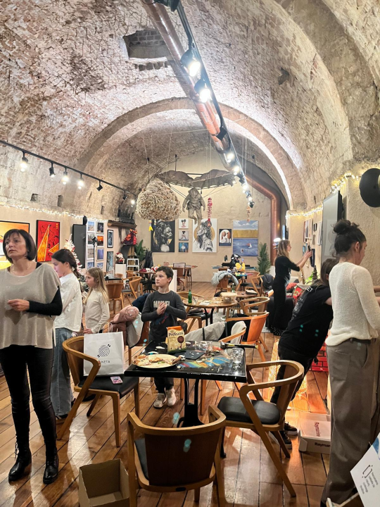 Članovi zatonske knjižnice i Udruge Aurora zajedno ukrasili jelku u Azimutu