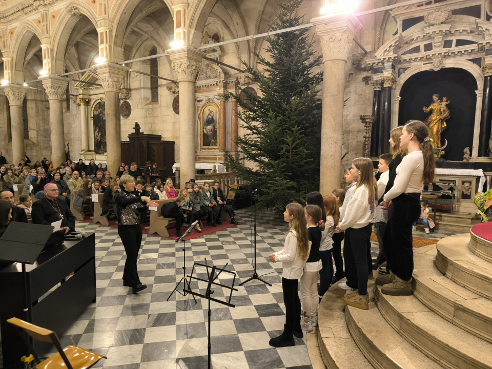 Betlehemsko svjetloobasjalo šibensku Katedralu: Skauti i dječji zborovi u srcu adventa