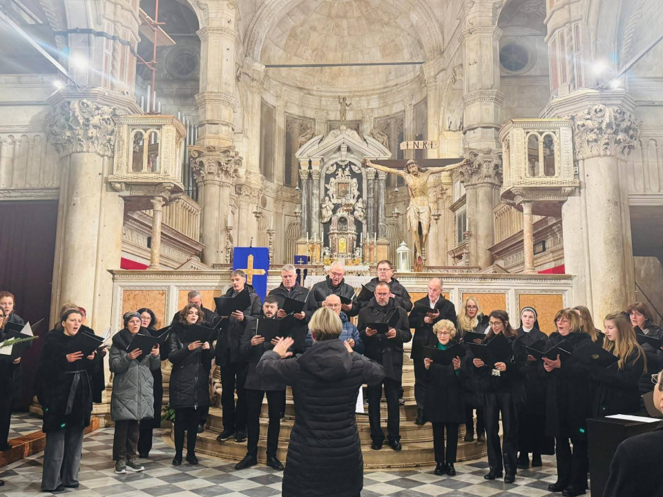 Stoljetni običaj živ i danas: U ponoć zazvonila šibenska zvona i najavila Božić