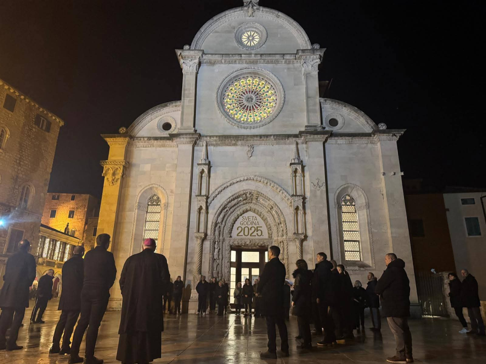 Stoljetni običaj živ i danas: U ponoć zazvonila šibenska zvona i najavila Božić
