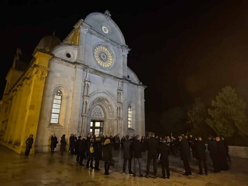 Stoljetni običaj živ i danas: U ponoć zazvonila šibenska zvona i najavila Božić