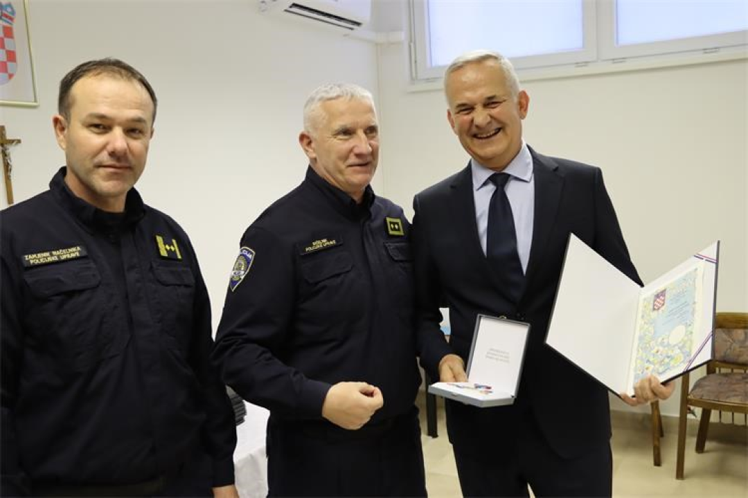 Dodijeljene Spomenice domovinske zahvalnosti i Zahvalnice za iznimne rezultate rada djelatnicima Policijske uprave šibensko-kninske