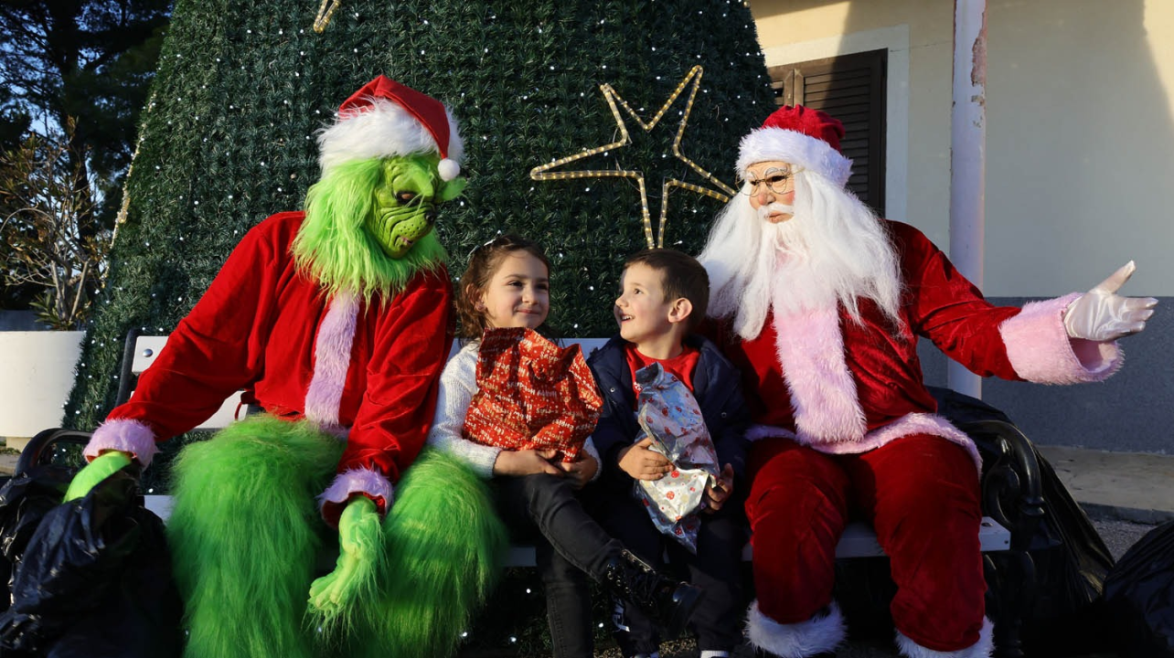 Djed Božićnjak razveselio djecu u Tisnom, Jezerima i Betini, a u Dubravi kod Tisnog Grinch pokušao 'pomutiti planove'