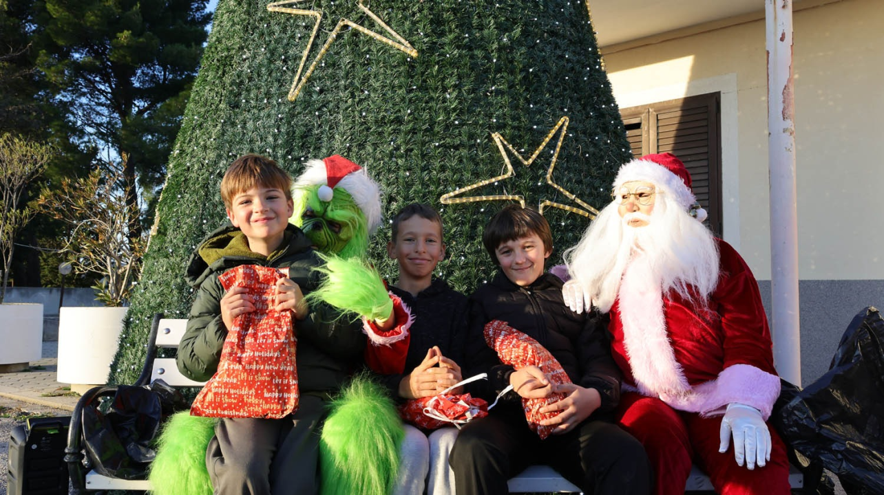 Djed Božićnjak razveselio djecu u Tisnom, Jezerima i Betini, a u Dubravi kod Tisnog Grinch pokušao 'pomutiti planove'