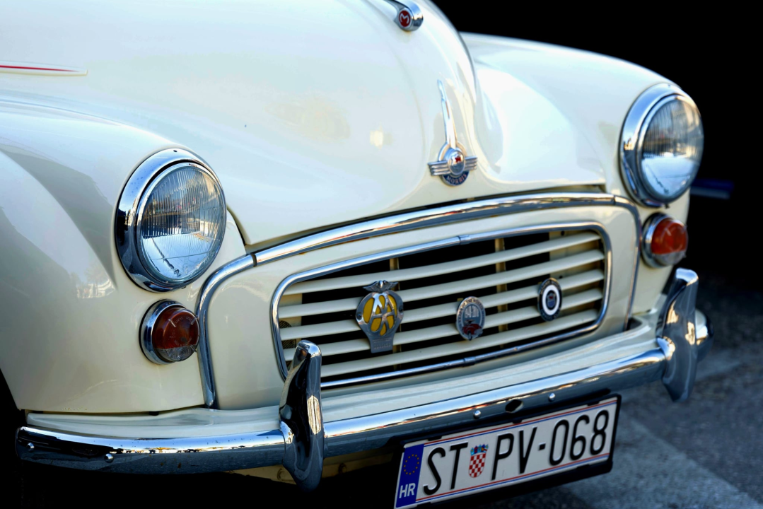 Božićni susret oldtimera: Članovi auto-moto kluba Šibenik provozali se do Trogira