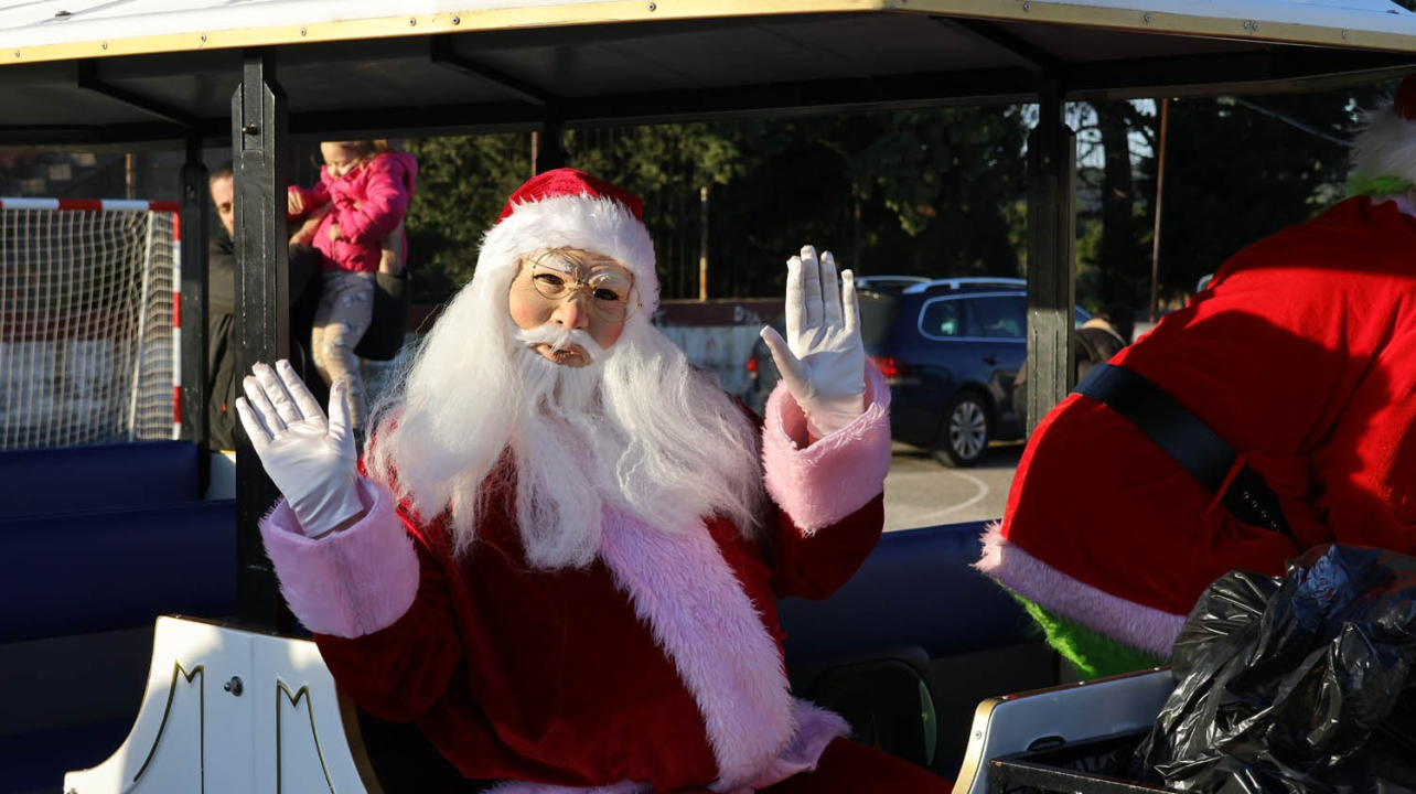 Djed Božićnjak razveselio djecu u Tisnom, Jezerima i Betini, a u Dubravi kod Tisnog Grinch pokušao 'pomutiti planove'