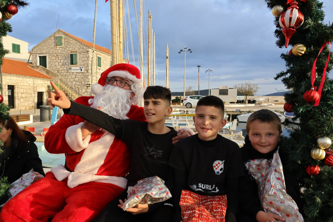 Djed Božićnjak razveselio djecu u Tisnom, Jezerima i Betini, a u Dubravi kod Tisnog Grinch pokušao 'pomutiti planove'