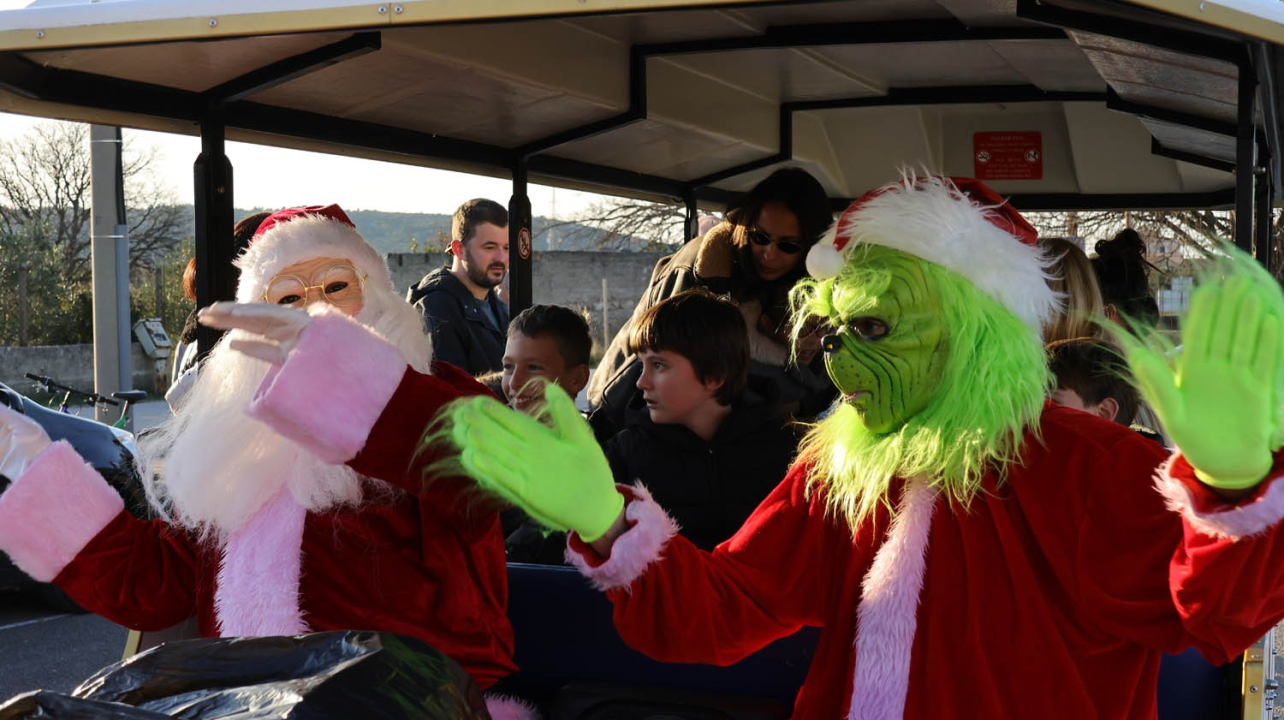 Djed Božićnjak razveselio djecu u Tisnom, Jezerima i Betini, a u Dubravi kod Tisnog Grinch pokušao 'pomutiti planove'